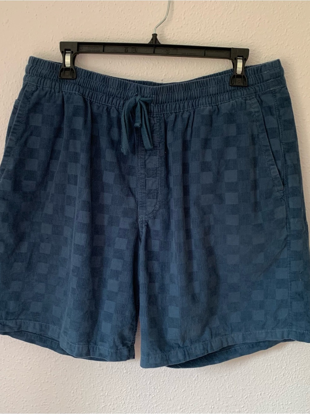 Vans Men,s Range Checkered Corduroy Loose Fit Elastic Waist Shorts - Men's L